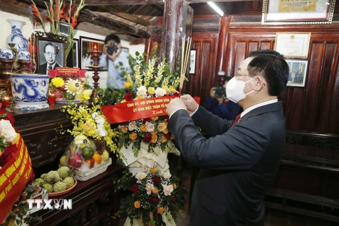 Chủ tịch Quốc hội Vương Đình Huệ dâng hương tưởng nhớ đồng chí Lê Quang Đạo. (Ảnh: Doãn Tấn/TTXVN)