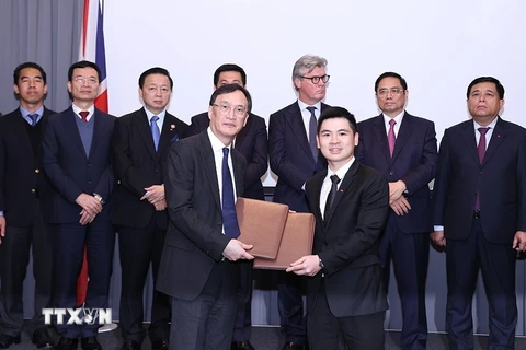 Thủ tướng Chính phủ Phạm Minh Chính chứng kiến Lễ trao biên bản hợp tác giữa các doanh nghiệp Việt Nam và Anh. (Ảnh: Dương Giang/TTXVN)