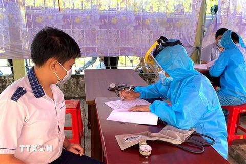 Học sinh THPT tỉnh Sóc Trăng bắt đầu được tiêm vaccine phòng COVID-19. (Ảnh: TTXVN phát)