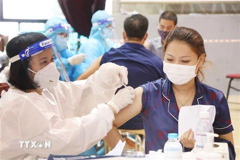 Lực lượng y tế tiêm vaccine cho người dân thành phố Việt Trì. (Nguồn: TTXVN)