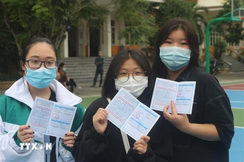 Học sinh Trường Tiểu học, Trung học cơ sở, Trung học phổ thông Văn Lang (Hạ Long) được cấp chứng nhận đã tiêm vaccine. (Ảnh: Thanh Vân/TTXVN)