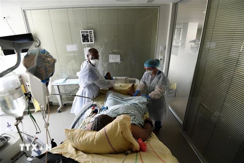 Điều trị cho bệnh nhân nhiễm COVID-19 tại bệnh viện gần Paris, Pháp. (Ảnh: AFP/TTXVN)