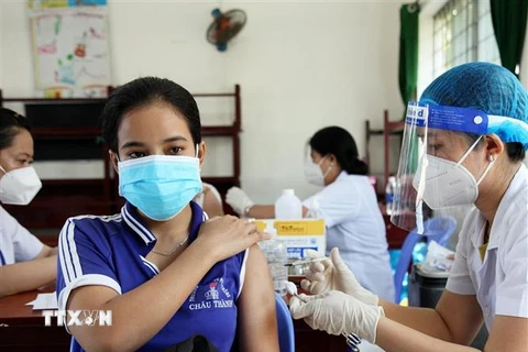 Tiêm vaccine phòng COVID-19 cho học sinh lớp 12 ở Kiên Giang. (Ảnh: Hồng Đạt/TTXVN)