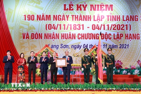 Chủ tịch nước Nguyễn Xuân Phúc trao tặng Huân chương Độc lập hạng Nhất cho Đảng bộ, chính quyền và nhân dân các dân tộc tỉnh Lạng Sơn. (Ảnh: Thống Nhất/TTXVN)