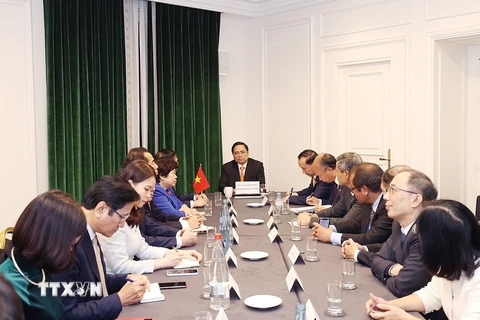 Thủ tướng Phạm Minh Chính làm việc với Đại sứ Việt Nam tại các nước châu Âu. (Ảnh: Dương Giang/TTXVN)