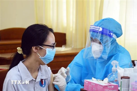 Học sinh Trường THPT Chuyên Phan Ngọc Hiển (phường 1, thành phố Cà Mau) tiêm vaccine phòng COVID-19. (Ảnh: Huỳnh Anh/TTXVN)