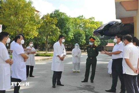 Đoàn công tác của Bộ Y tế kiểm tra công tác phòng, chống dịch tại Bệnh viên Đa khoa tỉnh Hưng Yên. (Ảnh: Đinh Tuấn/TTXVN)
