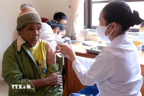 Tiêm vaccine ngừa COVID-19 cho người dân ở Lâm Đồng. (Nguồn: TTXVN)