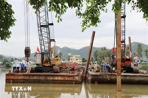 Một đơn vị chuẩn bị phương tiện để triển khai xây dựng kè và đường giao thông dọc bờ sông Cái Nha Trang trong khuôn khổ dự án. (Ảnh: Tiên Minh/TTXVN)