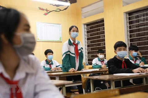 Học sinh lớp 9 Trường THCS Thái Hòa, huyện Ba Vì, Hà Nội đi học trực tiếp trở lại ngày đầu tiên. (Ảnh: Thanh Tùng/TTXVN)