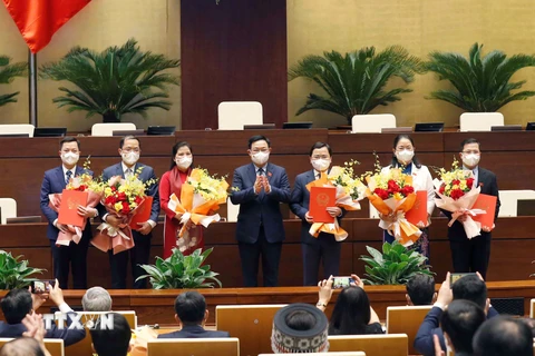 Chủ tịch Quốc hội Vương Đình Huệ trao Nghị quyết và tặng hoa Nhóm đại biểu Quốc hội trẻ. (Ảnh: Doãn Tấn/TTXVN)