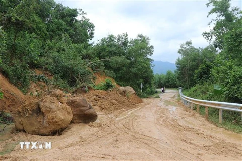 Điểm sạt lở đường tỉnh lộ ĐT 622B, xã Sơn Trà, huyện Trà Bồng, tỉnh Quảng Ngãi hồi cuối tháng 10. (Ảnh: Sỹ Thắng/TTXVN)