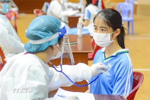 Học sinh Đà Nẵng được khám sàng lọc trước khi tiêm vaccine ngừa COVID-19. (Ảnh: Văn Dũng/TTXVN)