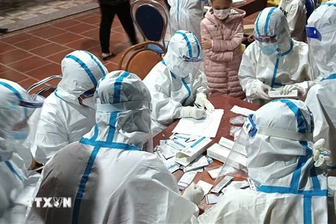 Lực lượng y tế lấy mẫu xét nghiệm COVID-19 ở Hà Giang. (Nguồn: TTXVN)