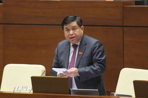 Bộ trưởng Bộ Kế hoạch và Đầu tư Nguyễn Chí Dũng trả lời chất vấn. (Ảnh: TTXVN)