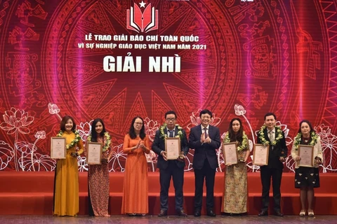 Phóng viên Phạm Mai (thứ hai từ trái sang) - phóng viên của Báo điện tử VietnamPlus và các tác giả được trao giải nhì. (Nguồn: Ban Tổ chức)