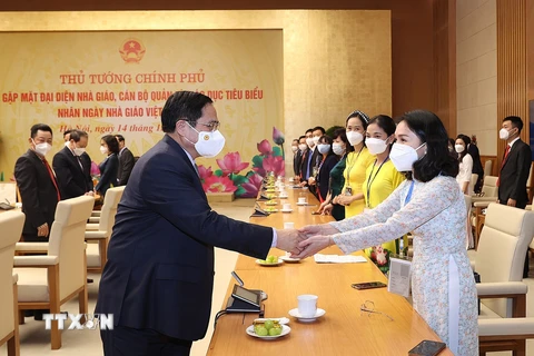 Thủ tướng Phạm Minh Chính gặp mặt đại diện nhà giáo, cán bộ quản lý giáo dục tiêu biểu. (Ảnh: Dương Giang/TTXVN)