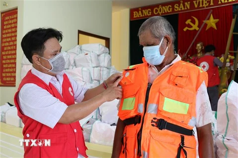 Trao tặng áo phao cứu sinh đa năng cho ngư dân nghèo ở Phú Yên. (Nguồn: TTXVN)