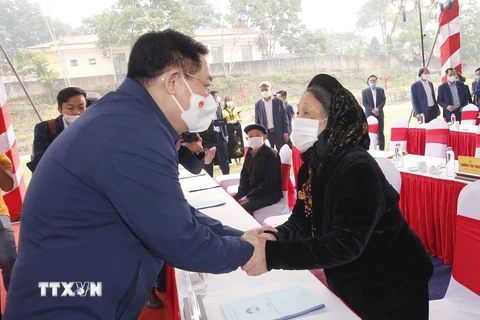 Chủ tịch Quốc hội Vương Đình Huệ với nhân dân xã Trung Lương, huyện Định Hóa. (Ảnh: Doãn Tấn/TTXVN)