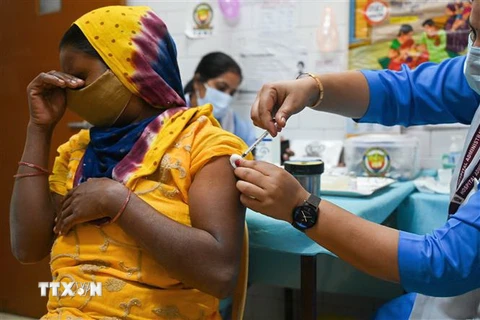 Nhân viên y tế tiêm vaccine ngừa COVID-19 cho người dân tại New Delhi, Ấn Độ. (Ảnh: AFP/TTXVN)