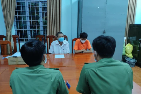 P.T (áo cam) cùng người giám hộ làm việc với Công an tỉnh Lâm Đồng - Ảnh: CACC