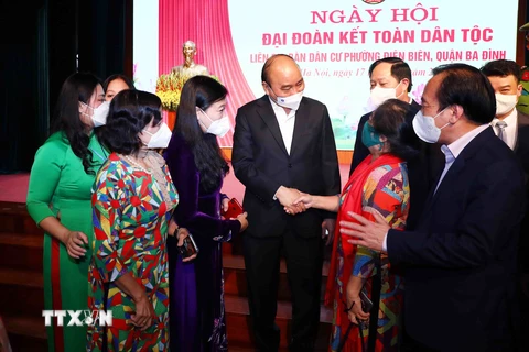 Chủ tịch nước Nguyễn Xuân Phúc với nhân dân phường Điện Biên, quận Ba Đình, Hà Nội. (Ảnh: Phạm Kiên/TTXVN)