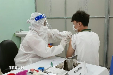 Tiêm vaccine phòng COVID-19 cho học sinh khối 12, Trường THPT Bà Rịa, thành phố Bà Rịa. (Ảnh: Hoàng Nhị/TTXVN)