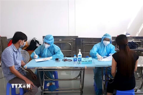 Tiêm vaccine cho công nhân tại Khu chế xuất Tân Thuận, Thành phố Hồ Chí Minh. (Nguồn: TTXVN)