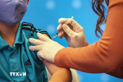Nhân viên y tế tiêm vaccine phòng COVID-19 của hãng Pfizer-BioNTech cho trẻ 10 tuổi tại Hartford, Connecticut, Mỹ. (Ảnh: AFP/TTXVN)
