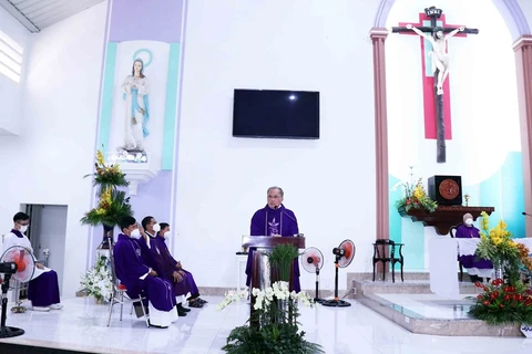Linh mục Vũ Đình Thái, Chủ tịch Ủy ban Đoàn kết Công giáo Việt Nam quận Tân Phú phát biểu tại Lễ tưởng niệm. (Ảnh: Xuân Khu/TTXVN)