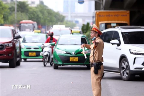 Lực lượng cảnh sát giao thông phân luồng và điều tiết giao thông. (Nguồn: TTXVN)
