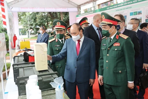 Chủ tịch nước Nguyễn Xuân Phúc tham quan gian trưng bày các sản phẩm của Trung tâm Nhiệt đới Việt-Nga. (Ảnh: Trọng Đức/TTXVN)