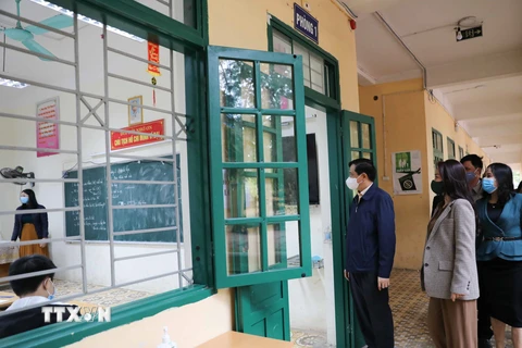 Phó Giám đốc Sở Giáo dục và Đào tạo Hà Nội Phạm Xuân Tiến trực tiếp kiểm tra tại các một số trường trung học cơ sở trên địa bàn huyện Sóc Sơn như Mai Đình, Phù Linh. (Ảnh: Thanh Tùng/TTXVN)