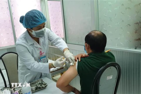 Tiêm vaccine phòng COVID-19 tại Trung tâm Kiểm soát bệnh tật tỉnh Trà Vinh. (Ảnh: Thanh Hòa/TTXVN)