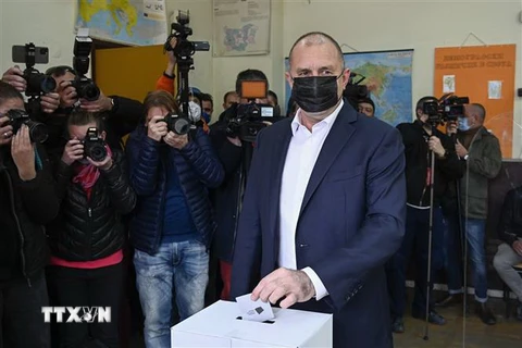 Tổng thống Bulgaria Rumen Radev bỏ phiếu vòng hai cuộc bầu cử Tổng thống tại điểm bầu cử ở Sofia. (Ảnh: AFP/TTXVN)