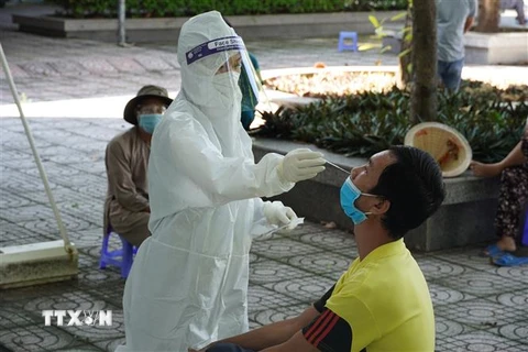 Nhân viên y tế lấy mẫu test nhanh cho người dân xã Long Sơn, thành phố Vũng Tàu - vùng đỏ của tỉnh. (Ảnh: Hoàng Nhị/TTXVN)