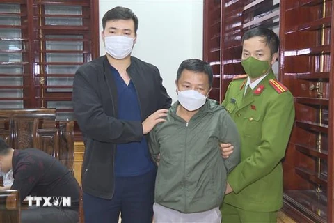 Lực lượng công an bắt giữ đối tượng Nguyễn Văn Hùng, người cầm đầu đường dây đánh bạc. (Ảnh: TTXVN phát)
