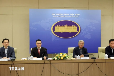 Thứ trưởng Ngoại giao Đặng Hoàng Giang và các đại biểu dự phiên họp. (Ảnh: Lâm Khánh/TTXVN)