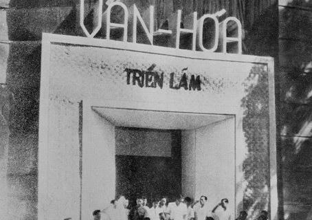 Chủ tịch Hồ Chí Minh đến dự Khai mạc triển lãm Văn hóa tại Nhà hát lớn, Hà Nội (7/10/1945). (Ảnh: TTXVN) 