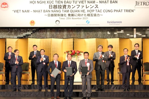Chủ tịch UBND tỉnh Hưng Yên Trần Quốc Văn (đứng giữa) và đại diện Tập đoàn Sumitomo (Nhật Bản) trao đổi bản ghi nhớ về việc hợp tác thúc đẩy dự án Khu Công nghiệp Thăng Long II mở rộng (giai đoạn 3)