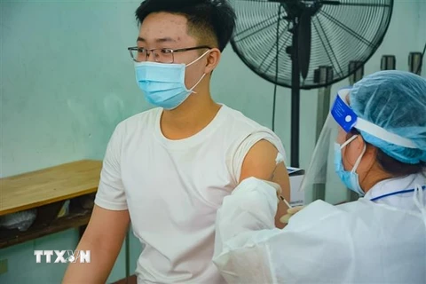 Tiêm vaccine cho học sinh tại điểm tiêm Trường Tiểu học Tô Vĩnh Diện (quận Sơn Trà). (Ảnh: Văn Dũng/TTXVN)