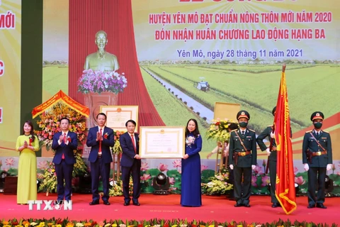 Phó Chủ tịch nước Võ Thị Ánh Xuân trao Huân chương lao động hạng Ba cho Đảng bộ, chính quyền và nhân dân huyện Yên Mô. (Ảnh: Đức Phương/TTXVN)