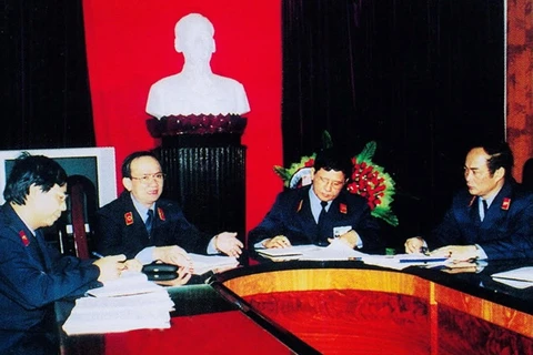 Đồng chí Hà Mạnh Trí (thứ hai từ trái sang). (Nguồn: Baovephapluat.vn)