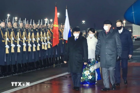 Lễ đón Chủ tịch nước Nguyễn Xuân Phúc và Phu nhân cùng đoàn đại biểu cấp cao Việt Nam tại sân bay Vnukovo, Liên bang Nga. (Ảnh: Thống Nhất/TTXVN)