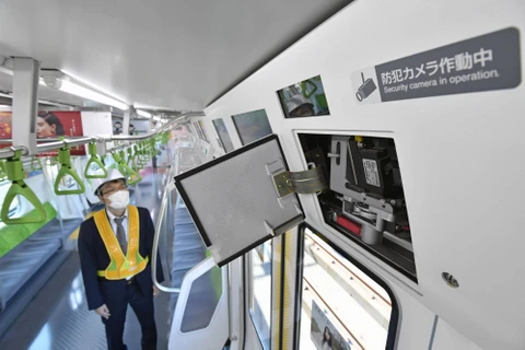 Lắp đặt camera phía trên cửa thoát hiểm bên trong một chuyến tàu của Công ty Đường sắt Đông Nhật Bản ở Tokyo. (Nguồn: Kyodo)