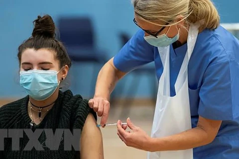 Tiêm vaccine ngừa COVID-19 ở London, Anh. (Ảnh: Getty Images/TTXVN)