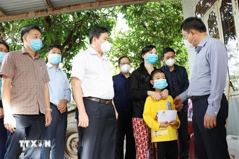 Đoàn công tác đến thăm trao quà của Thủ tướng Chính phủ cho gia đình có người tử vong ở thôn Thạnh Hội, xã Sơn Hòa, huyện Sơn Hòa. (Ảnh: Phạm Cường/TTXVN)