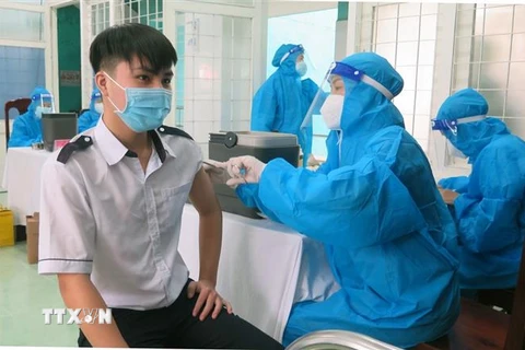 Tiêm vaccine phòng COVID-19 cho học sinh các trường trung học phổ thông của tỉnh Phú Yên. (Ảnh: Xuân Triệu/TTXVN)