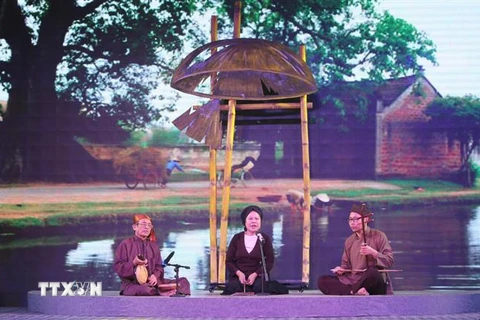 Các nghệ nhân, diễn viên hát xẩm tại một buổi biểu diễn ở Ninh Bình. (Ảnh: Hải Yến/TTXVN)