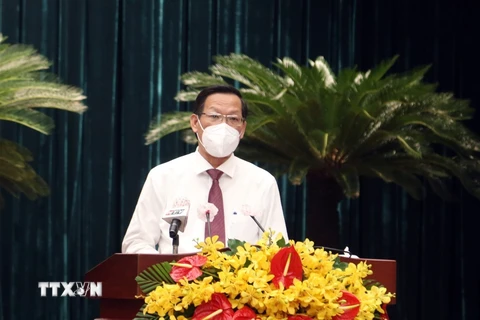 Chủ tịch Ủy ban Nhân dân Thành phố Hồ Chí Minh Phan Văn Mãi trả lời chất vấn của các đại biểu. (Ảnh: Xuân Khu/TTXVN)